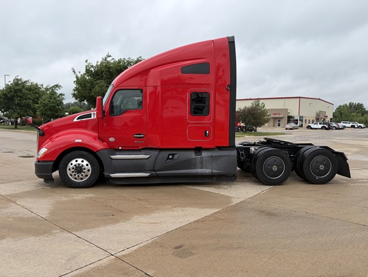 2022 Kenworth T680 in Cedar Rapids, IA — photo 8