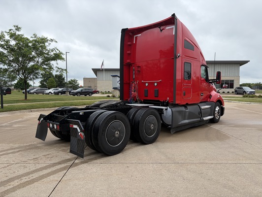 2022 Kenworth T680 in Cedar Rapids, IA — photo 10