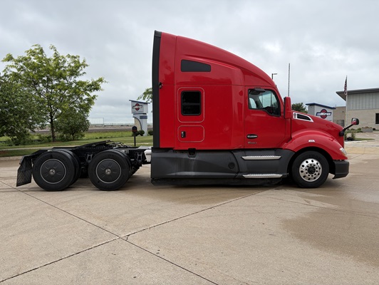 2022 Kenworth T680 in Cedar Rapids, IA — photo 11