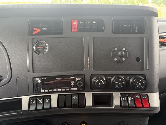 2022 Kenworth T680 in Cedar Rapids, IA — photo 21