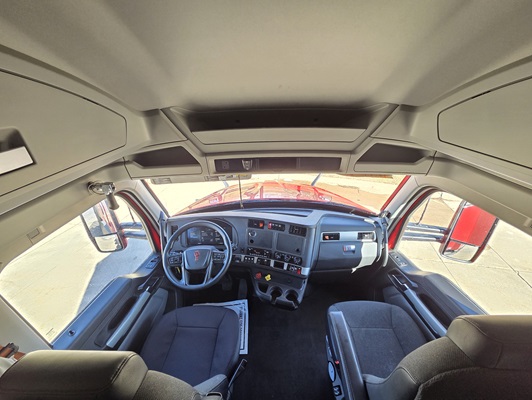 2022 Kenworth T680 in Cedar Rapids, IA — photo 4