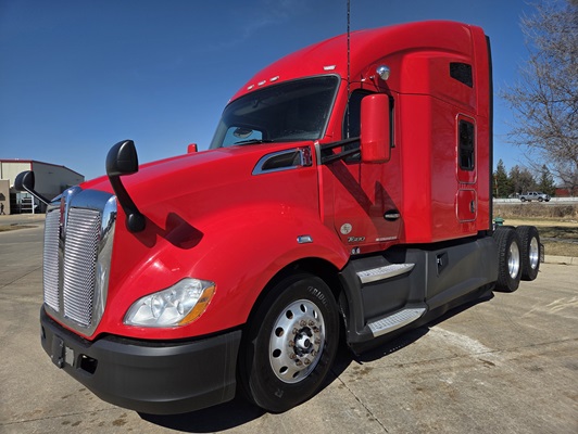 2022 Kenworth T680 in Cedar Rapids, IA — photo 2
