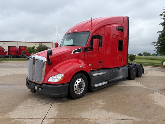 2022 Kenworth T680 in Cedar Rapids, IA — photo 2