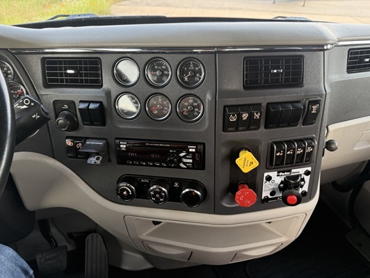 2020 Peterbilt 579 in Van Buren, AR — photo 8