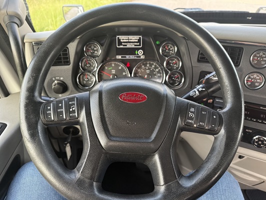 2020 Peterbilt 579 in Van Buren, AR — photo 9