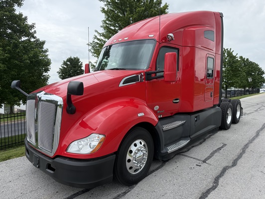 2022 Kenworth T680 in Springfield, MO — photo 2
