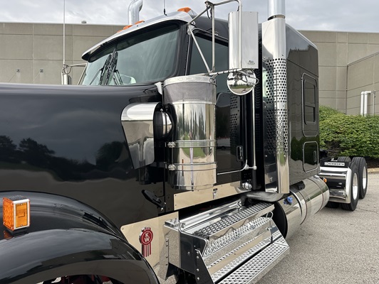 2027 Kenworth W900 in Olathe, KS — photo 3