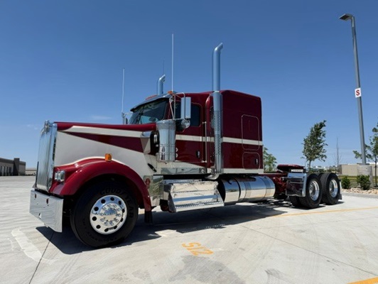 2027 Kenworth W900 in Ankeny, IA — photo 2