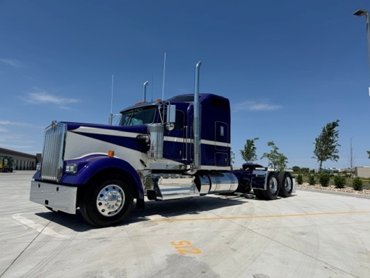 2027 Kenworth W900 in Ankeny, IA — photo 2