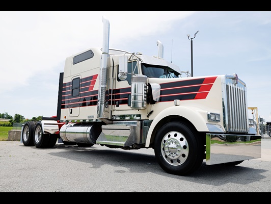 2023 Kenworth W900 in Little Rock, AR — photo 11