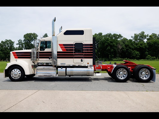 2023 Kenworth W900 in Little Rock, AR — photo 2