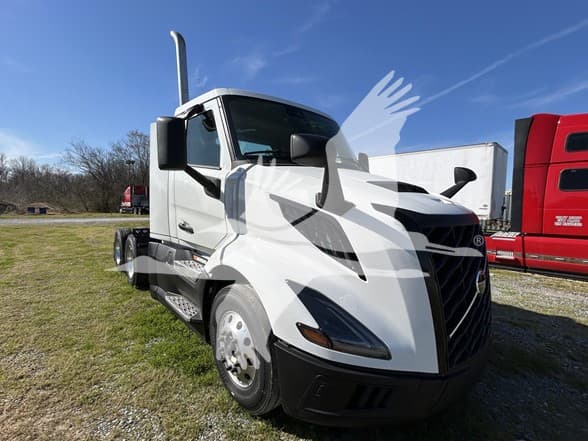 2025 Volvo VNL 300 — photo 6