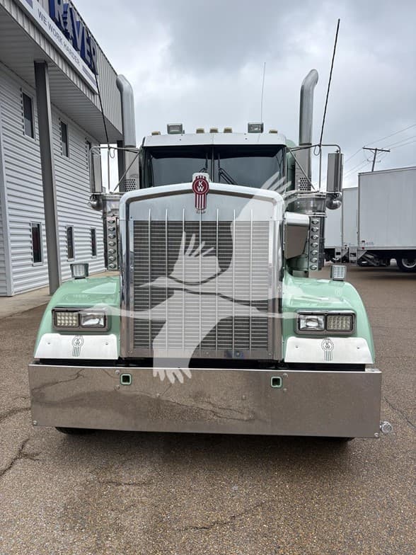 2024 Kenworth W900 — photo 2