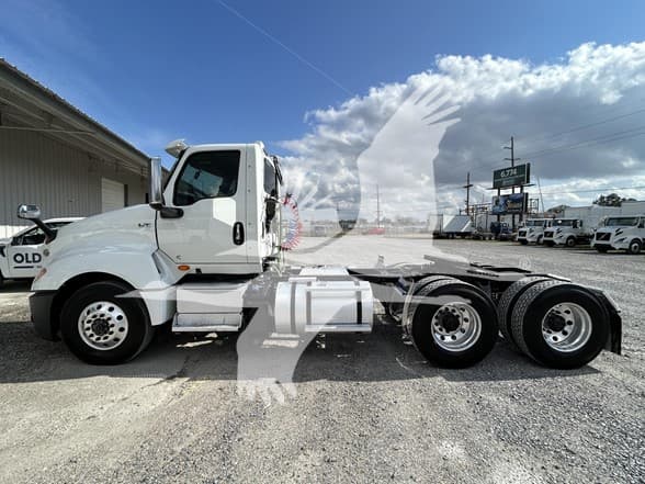 2025 International LT — photo 2