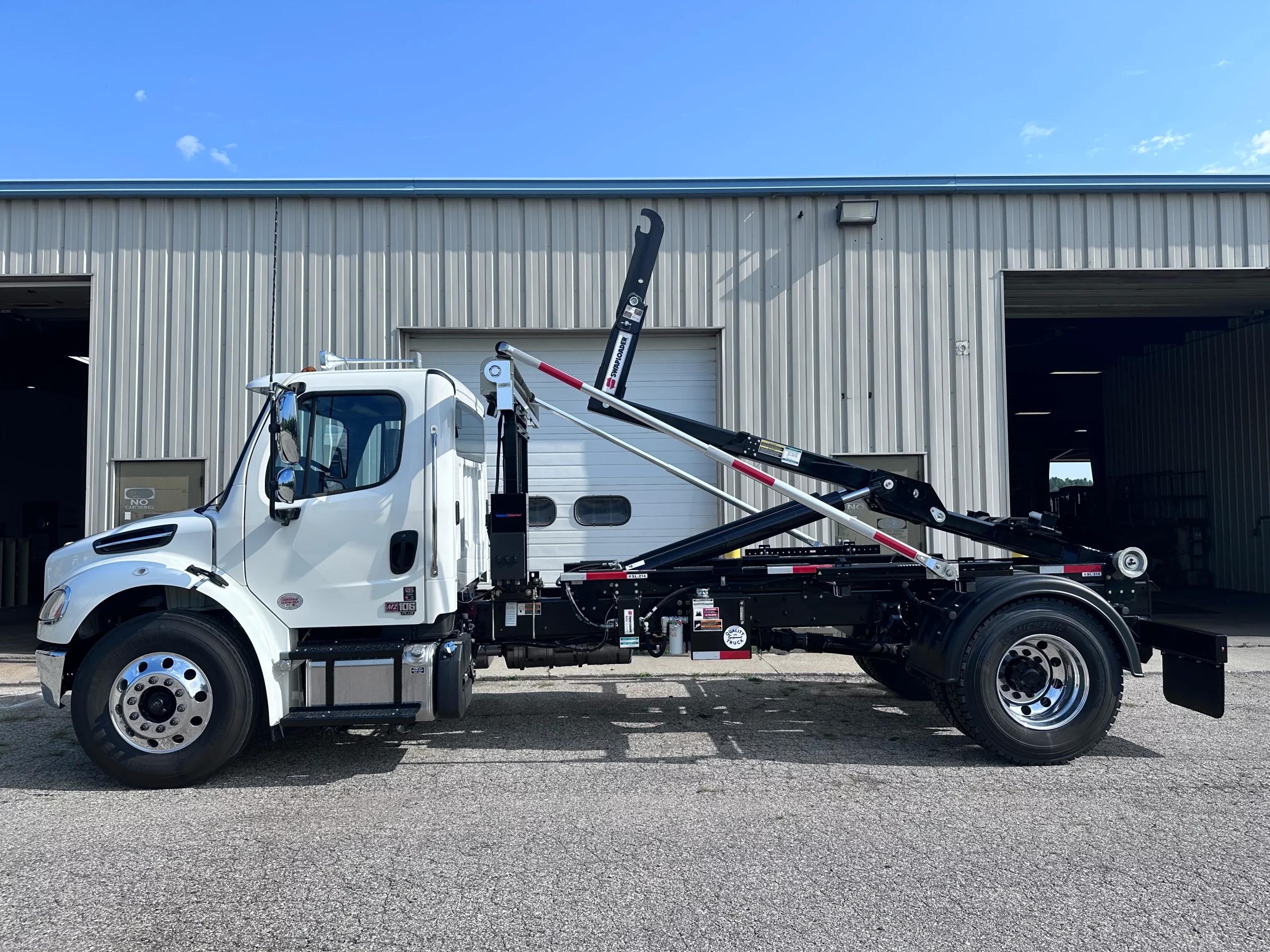 2025 Freightliner M2 106 — photo 5