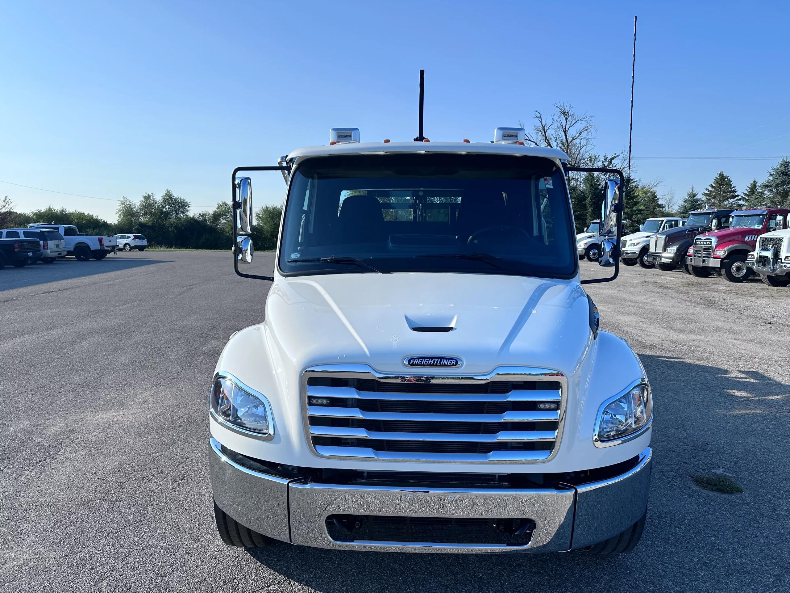 2025 Freightliner M2 106 — photo 2