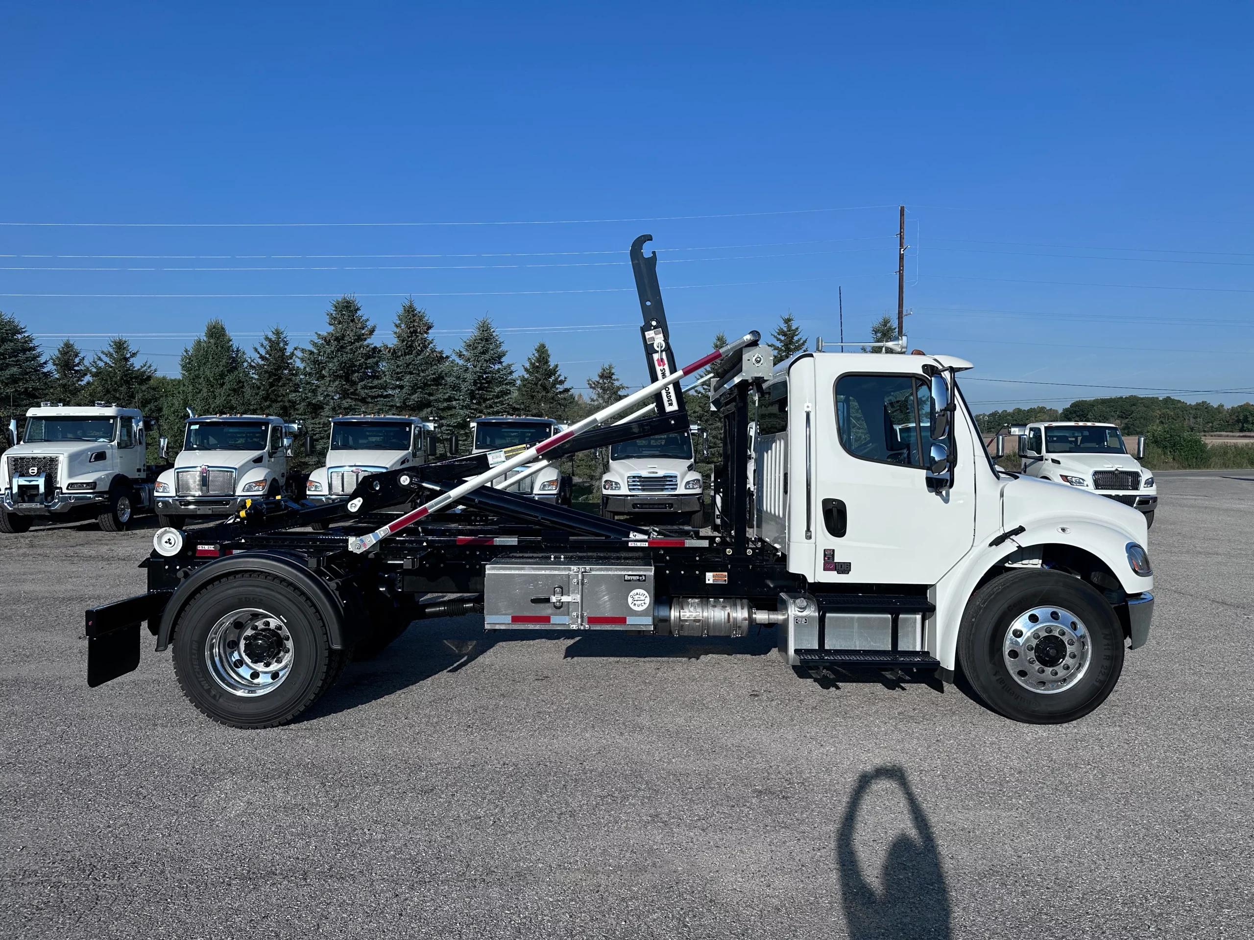 2025 Freightliner M2 106 — photo 4
