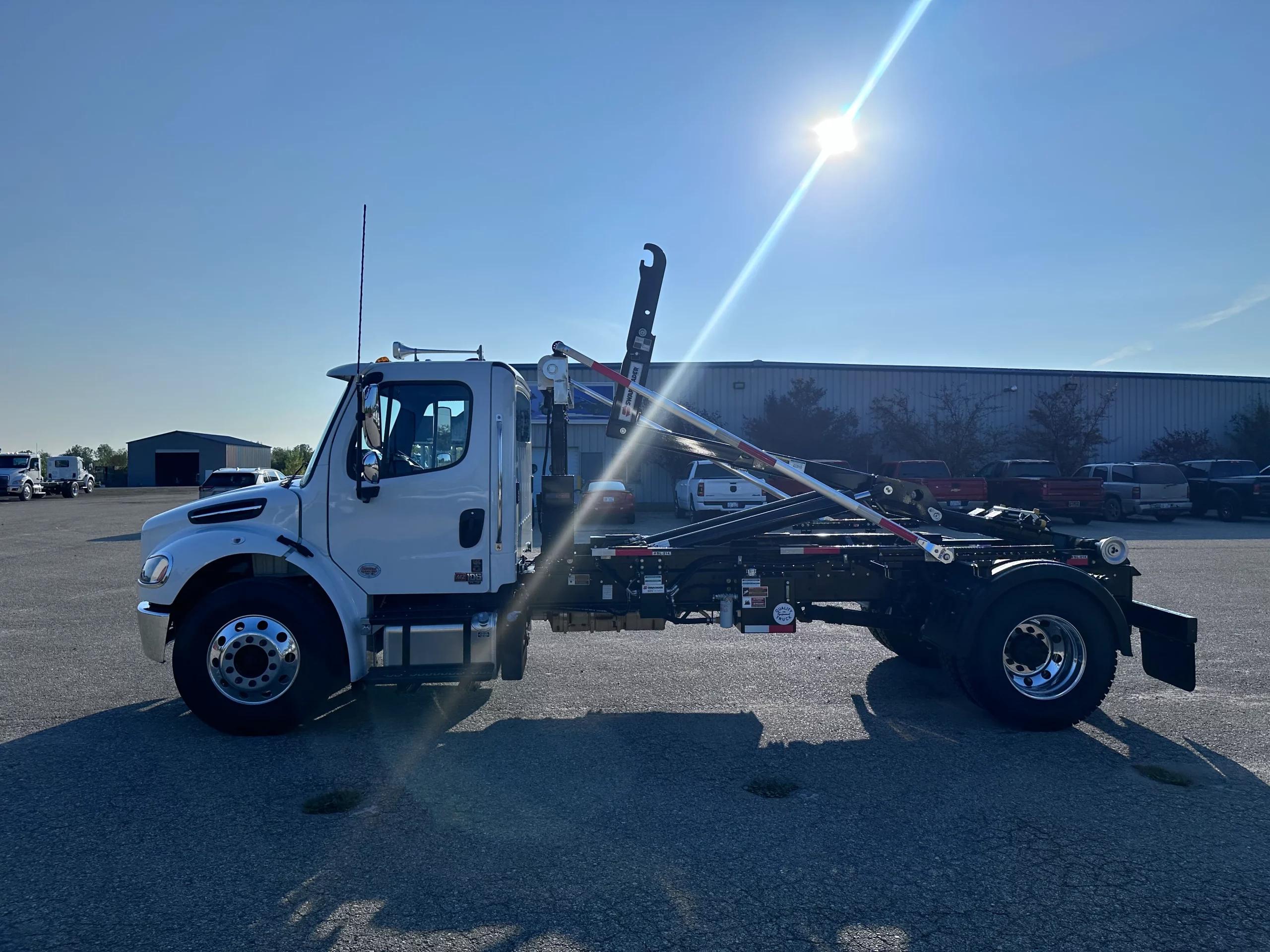 2025 Freightliner M2 106 — photo 5
