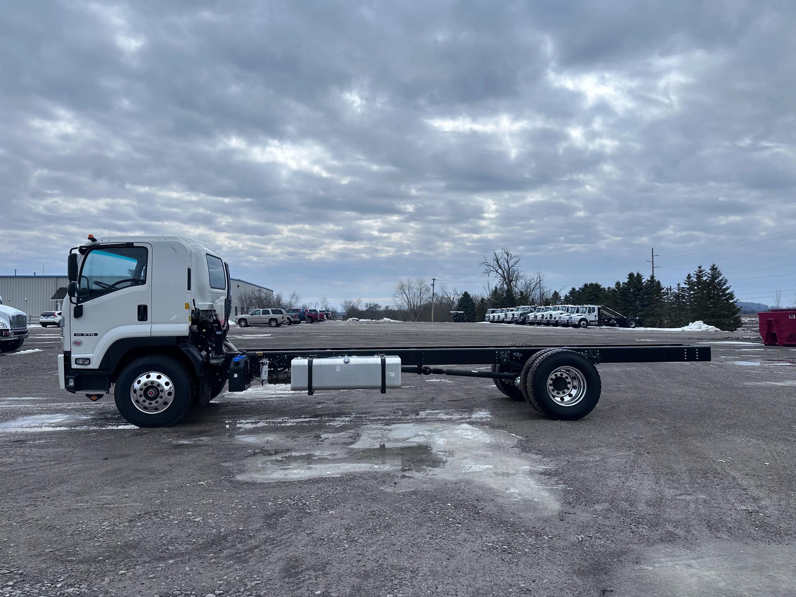 2025 Isuzu FTR — photo 5