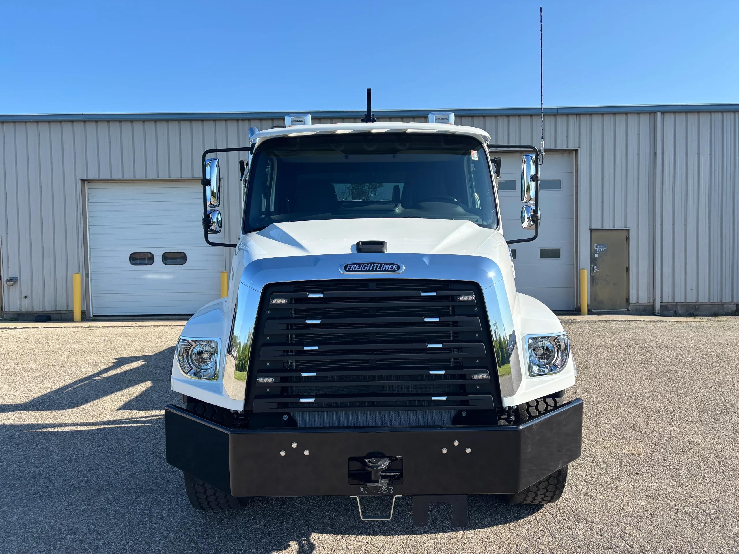 2027 Freightliner 114SD — photo 2