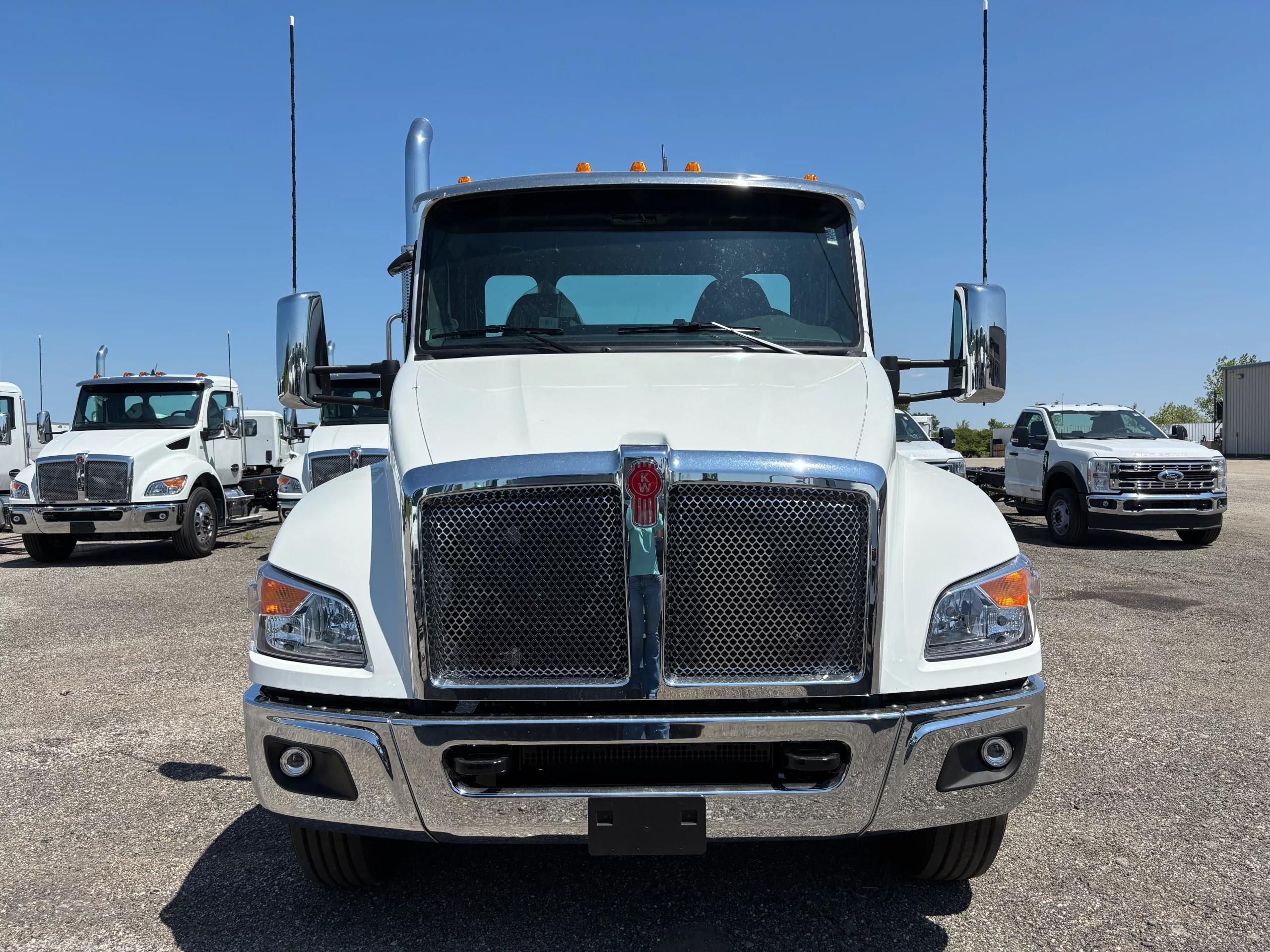 2027 Kenworth T380 — photo 2