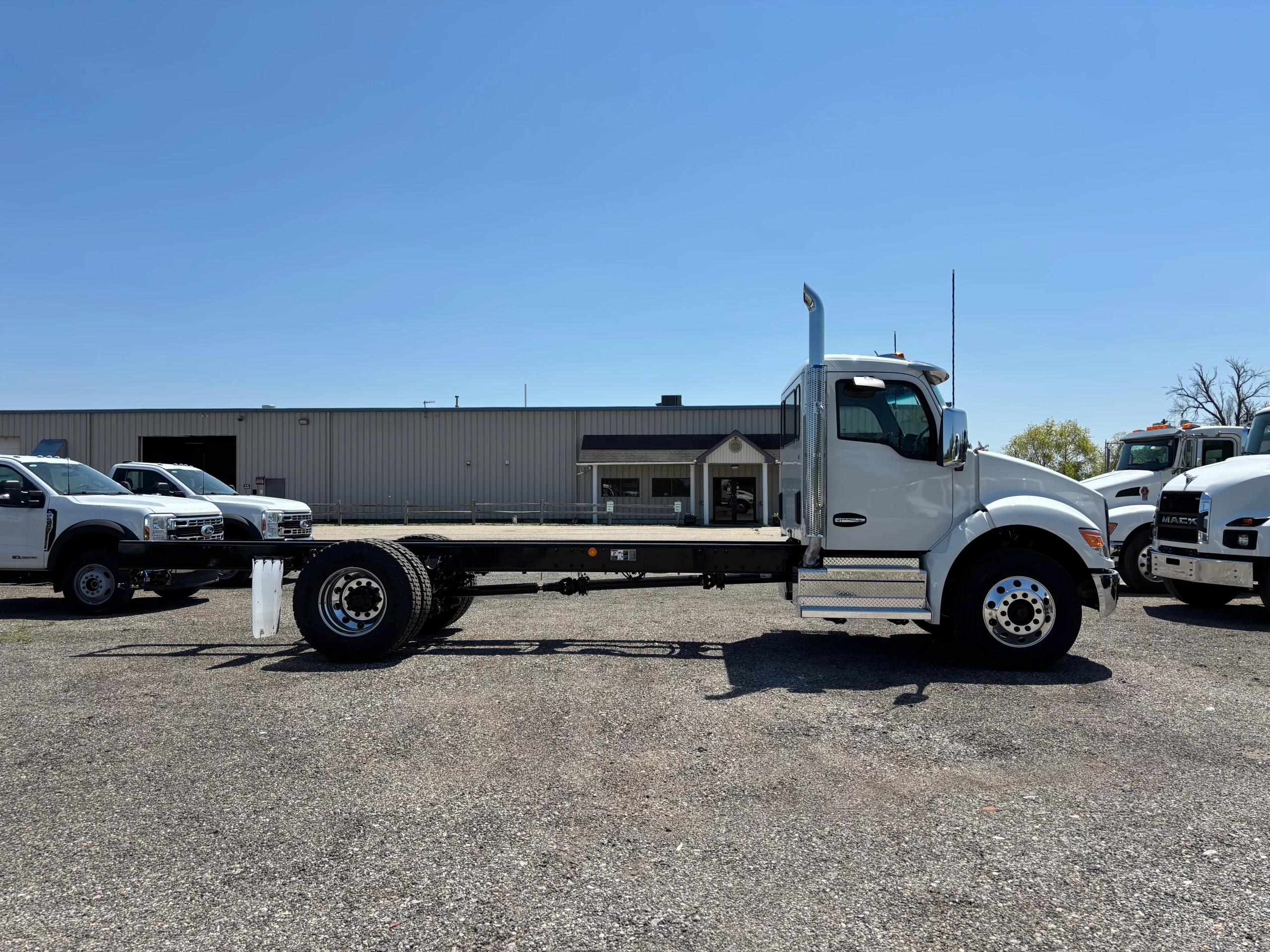 2027 Kenworth T380 — photo 4
