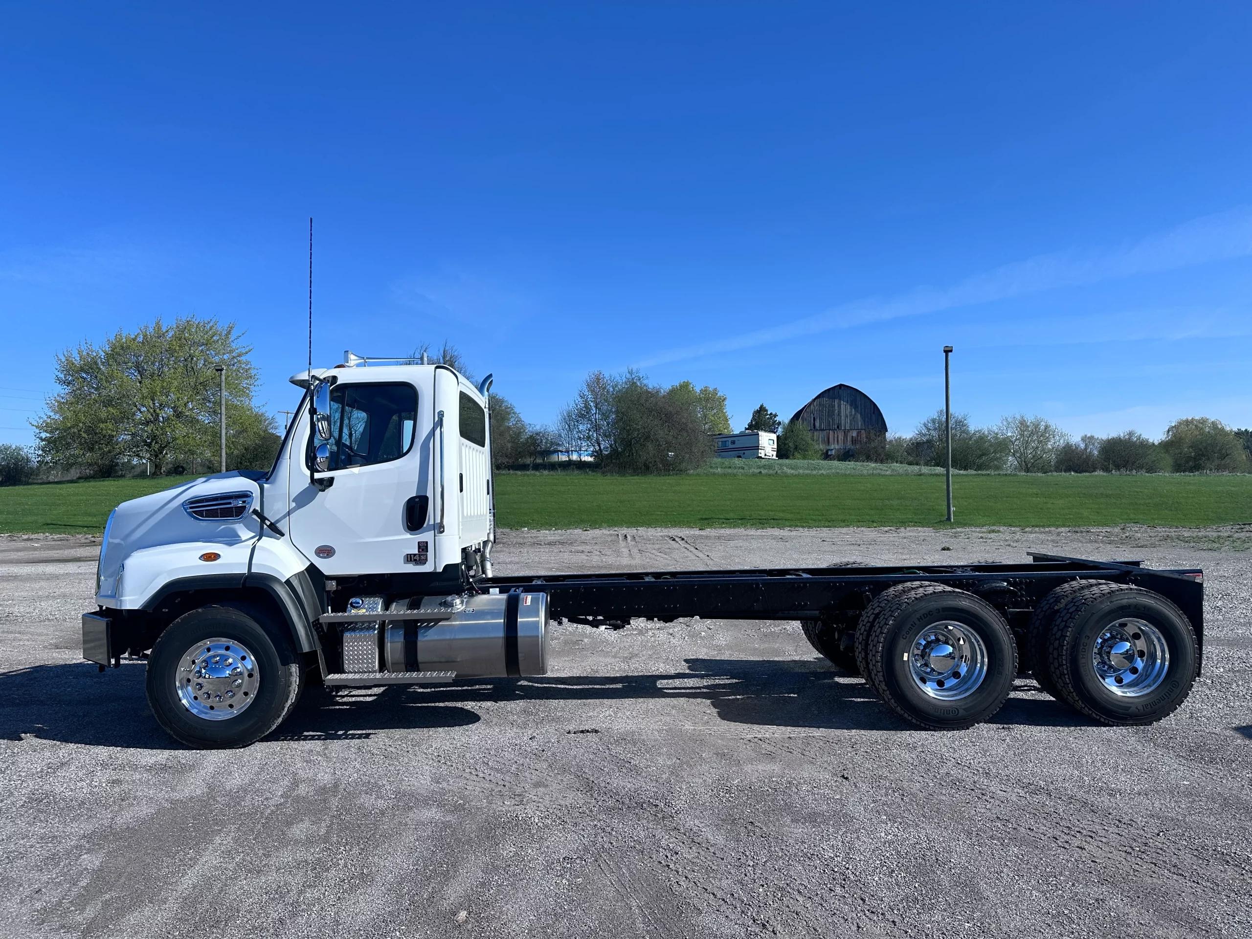 2027 Freightliner 114SD — photo 5
