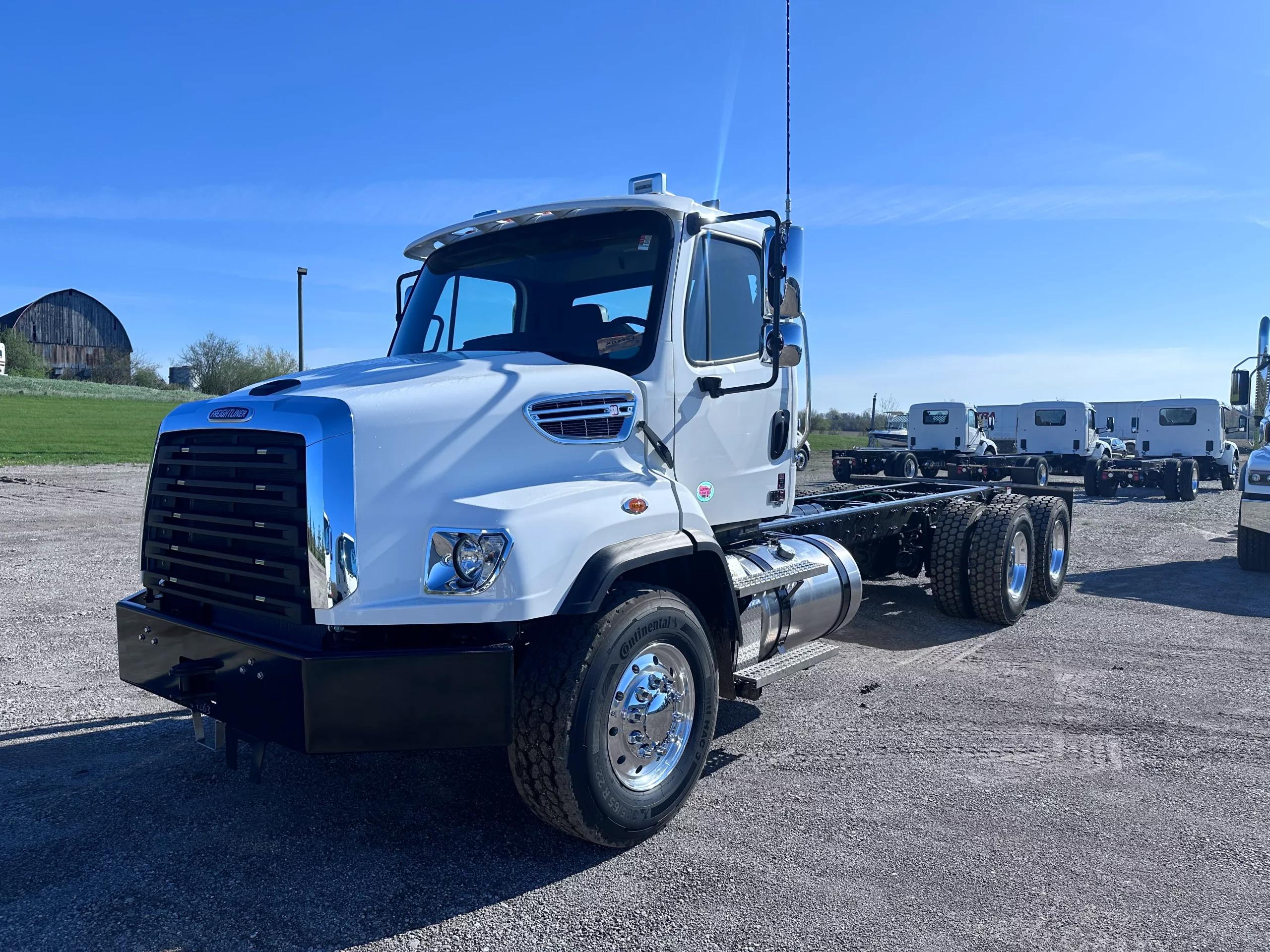 2027 Freightliner 114SD — photo 3