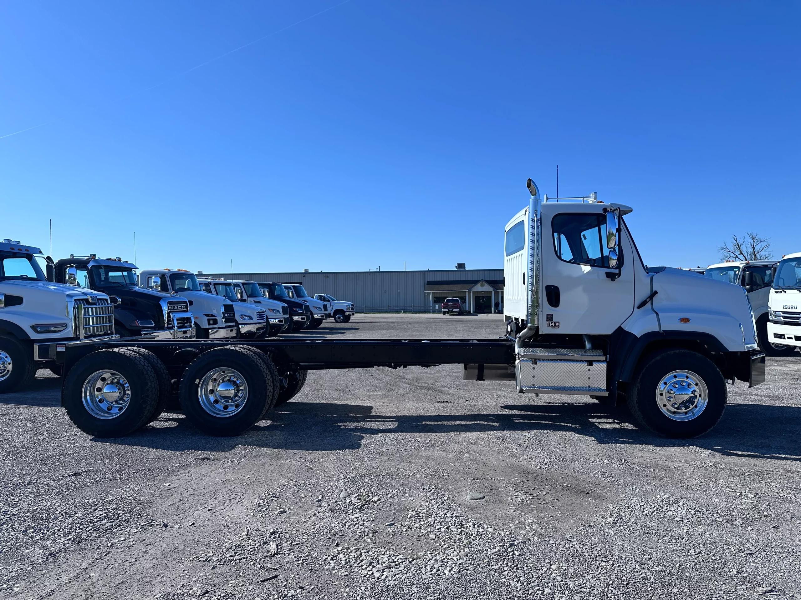 2027 Freightliner 114SD — photo 4