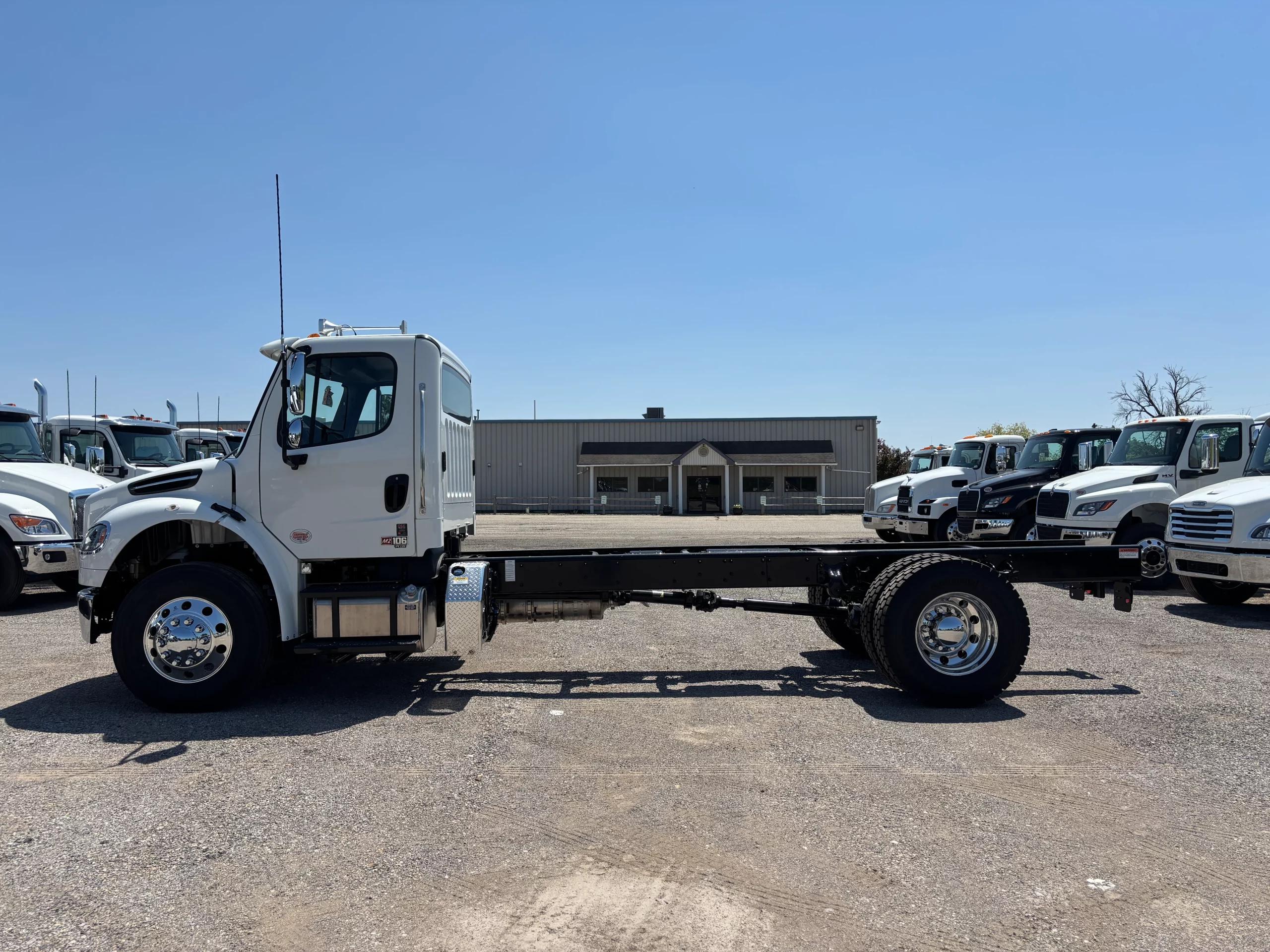 2027 Freightliner eM2 — photo 5