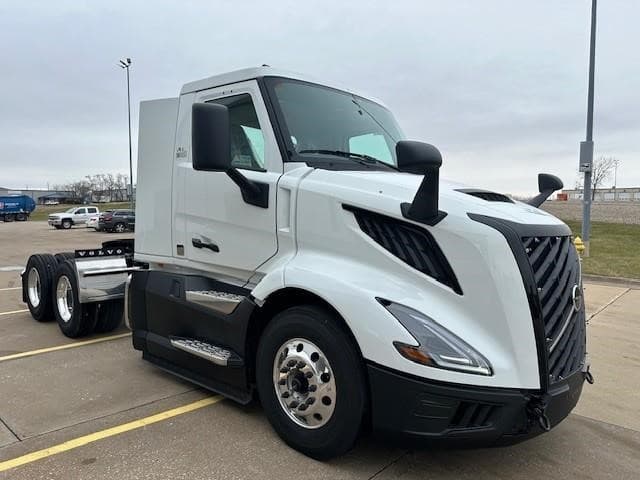 2025 Volvo VNL 300 — photo 2