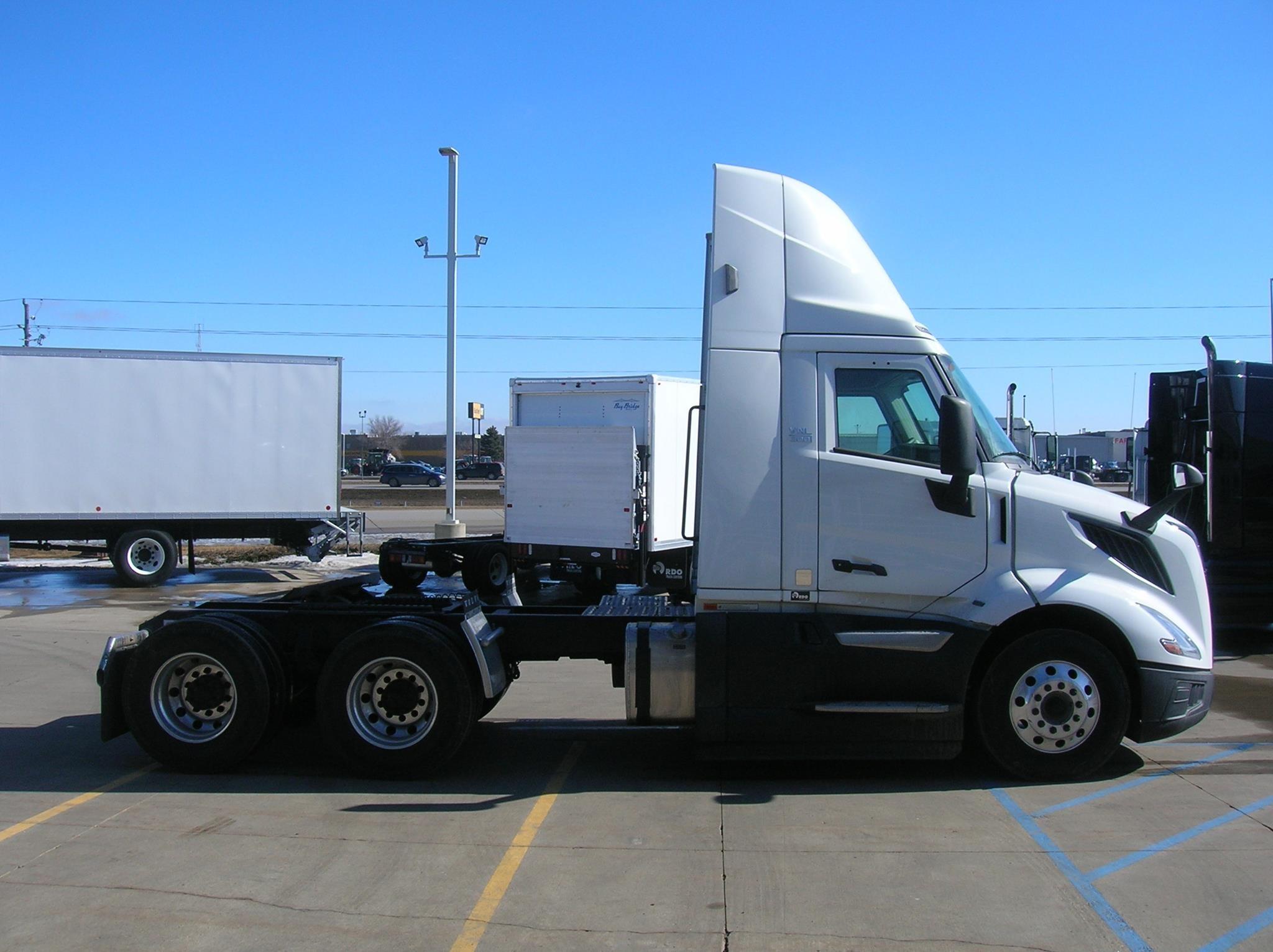 2025 Volvo VNL 300 — photo 4