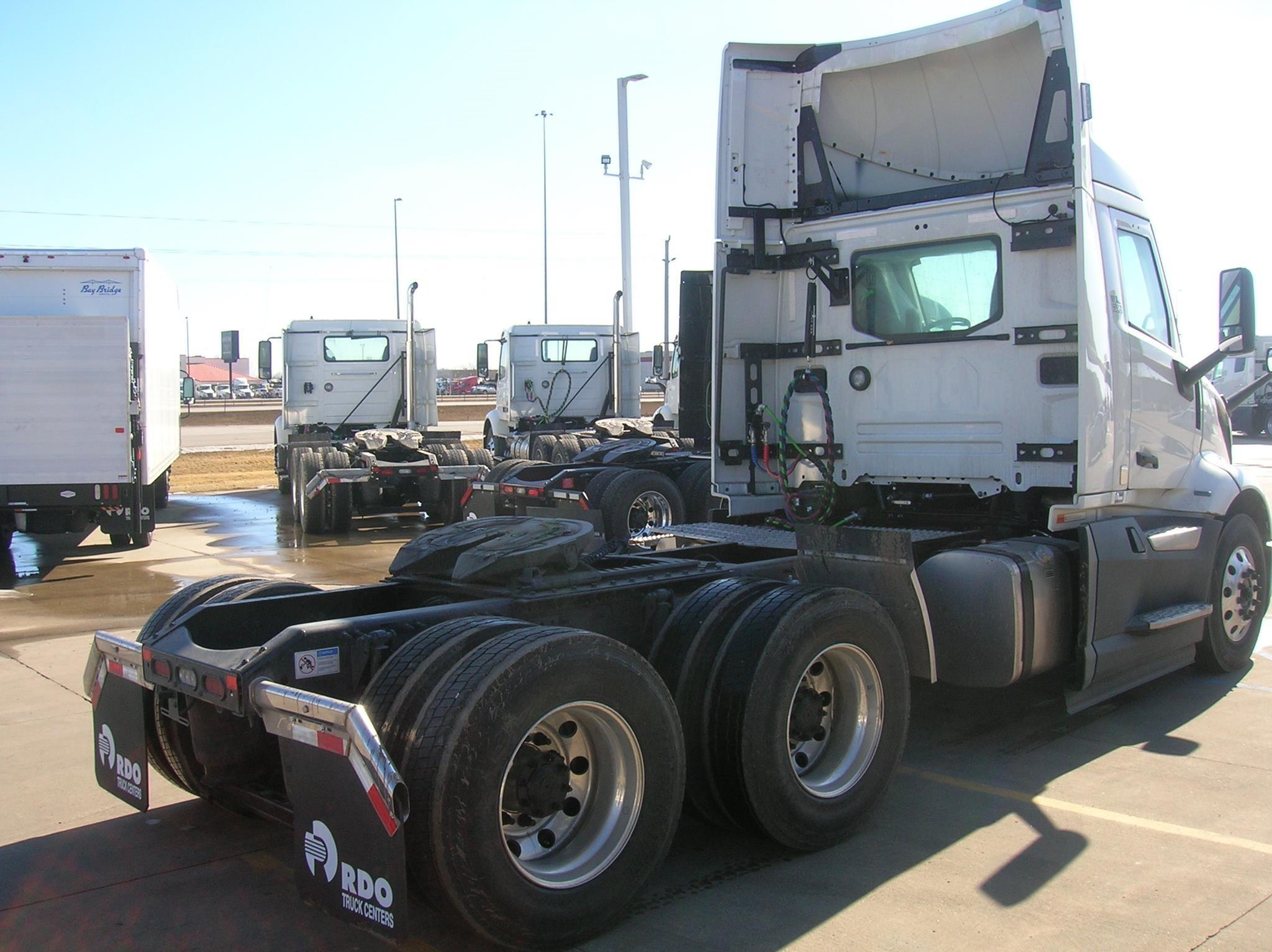 2025 Volvo VNL 300 — photo 5