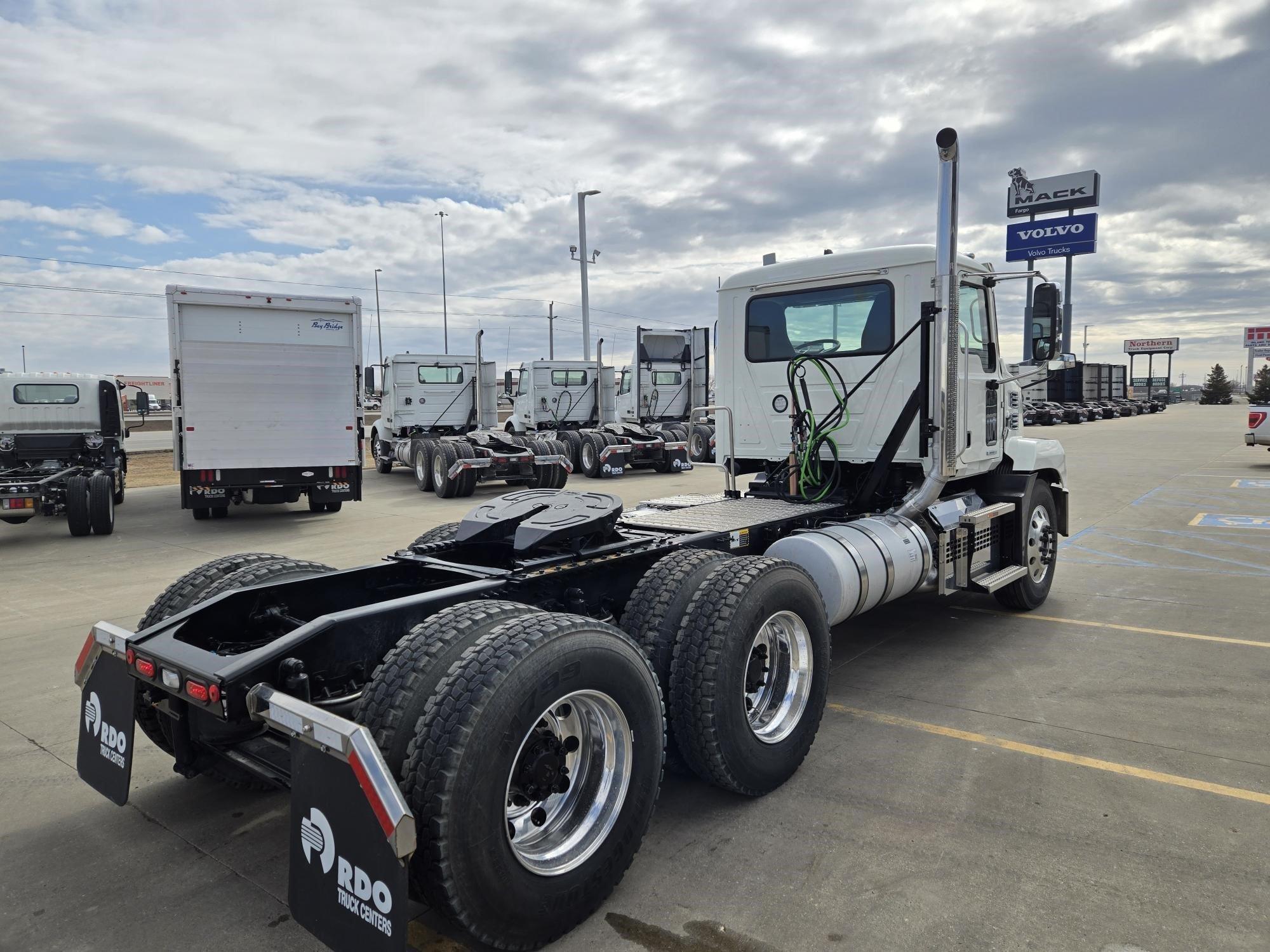 2026 Mack Anthem — photo 5