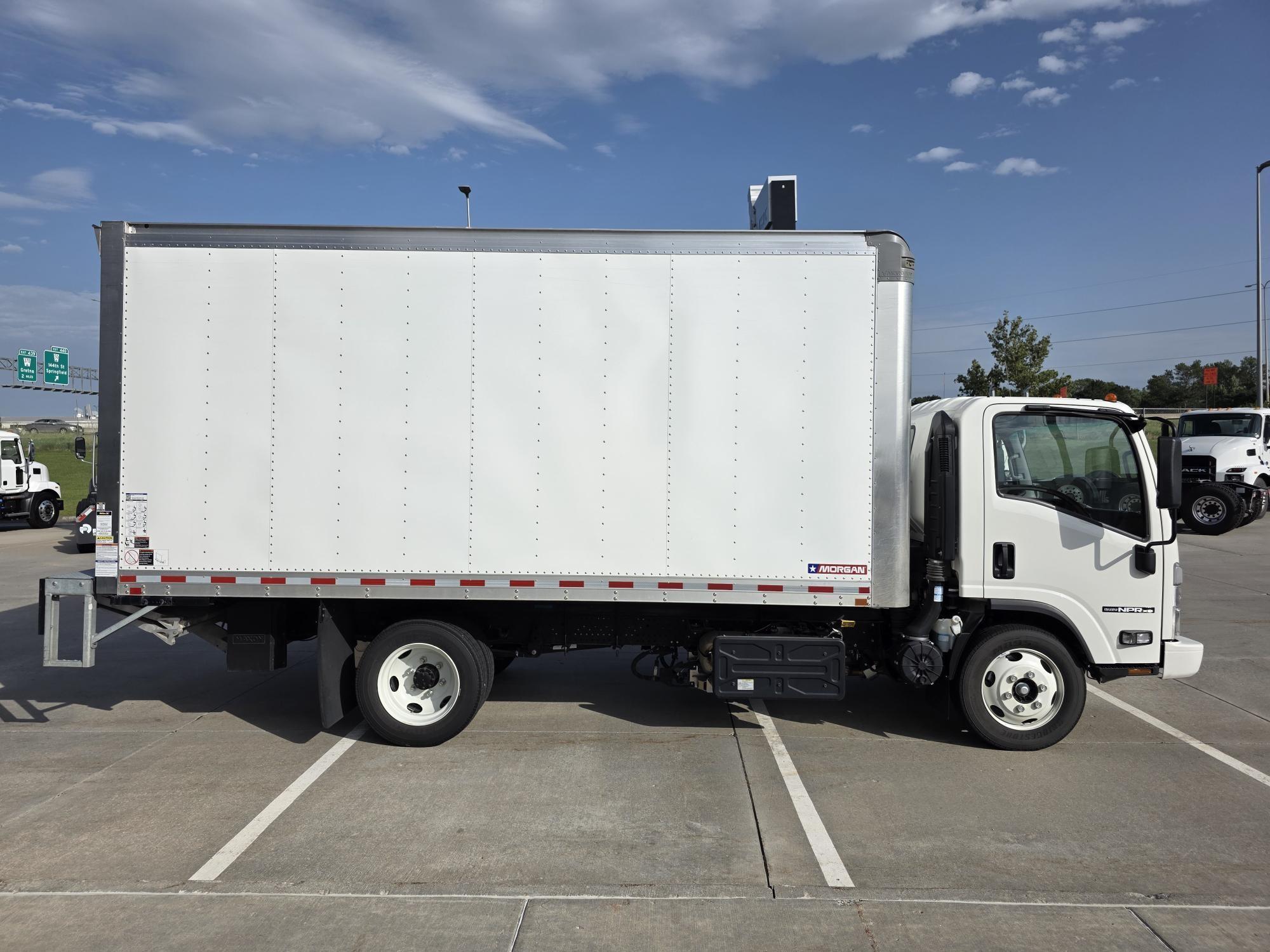 2024 Isuzu — photo 6