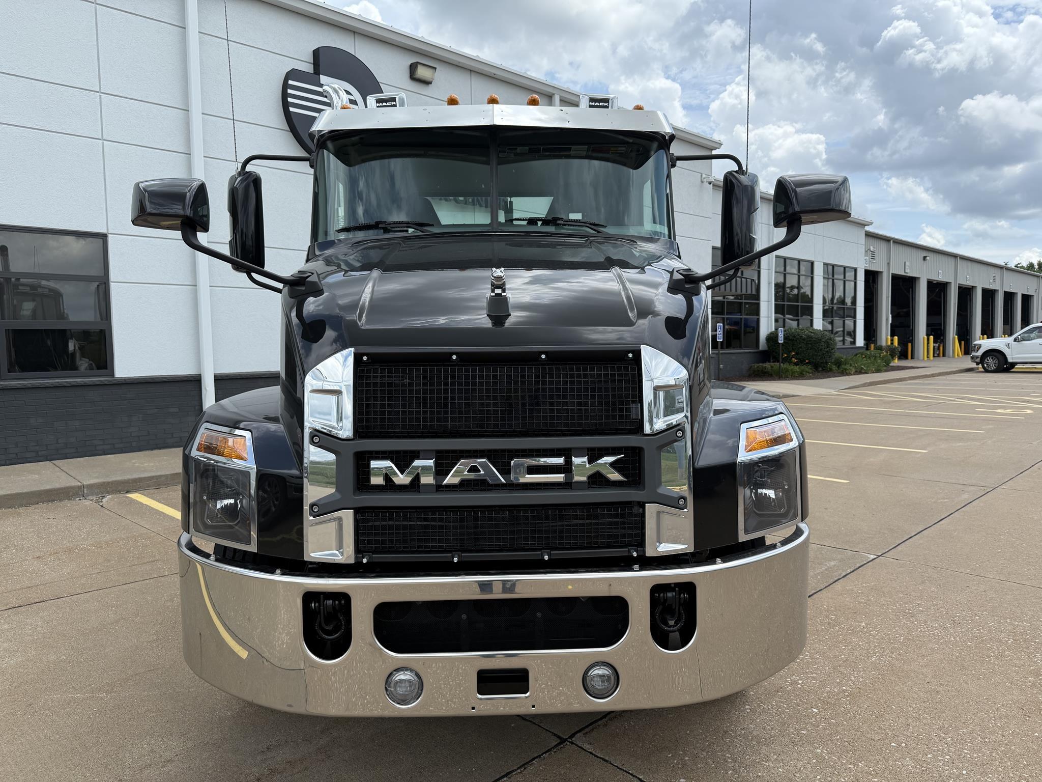2026 Mack Anthem — photo 2