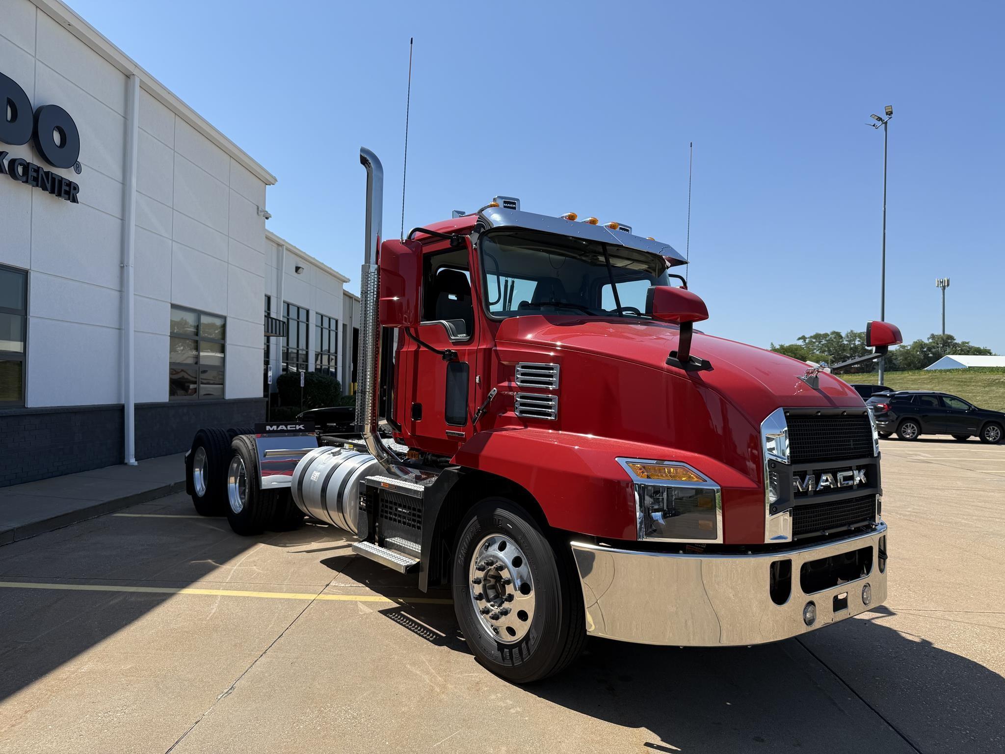 2026 Mack Anthem — photo 3