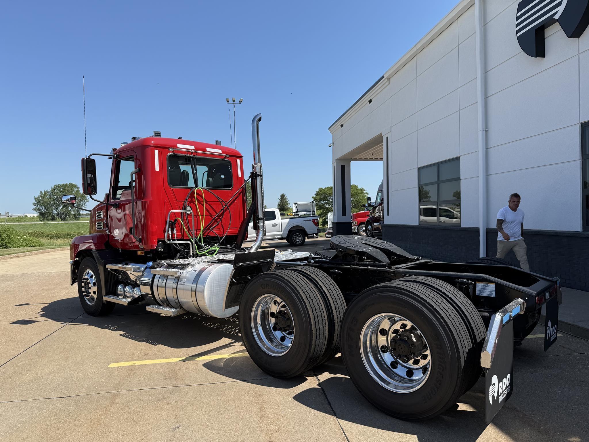 2026 Mack Anthem — photo 6