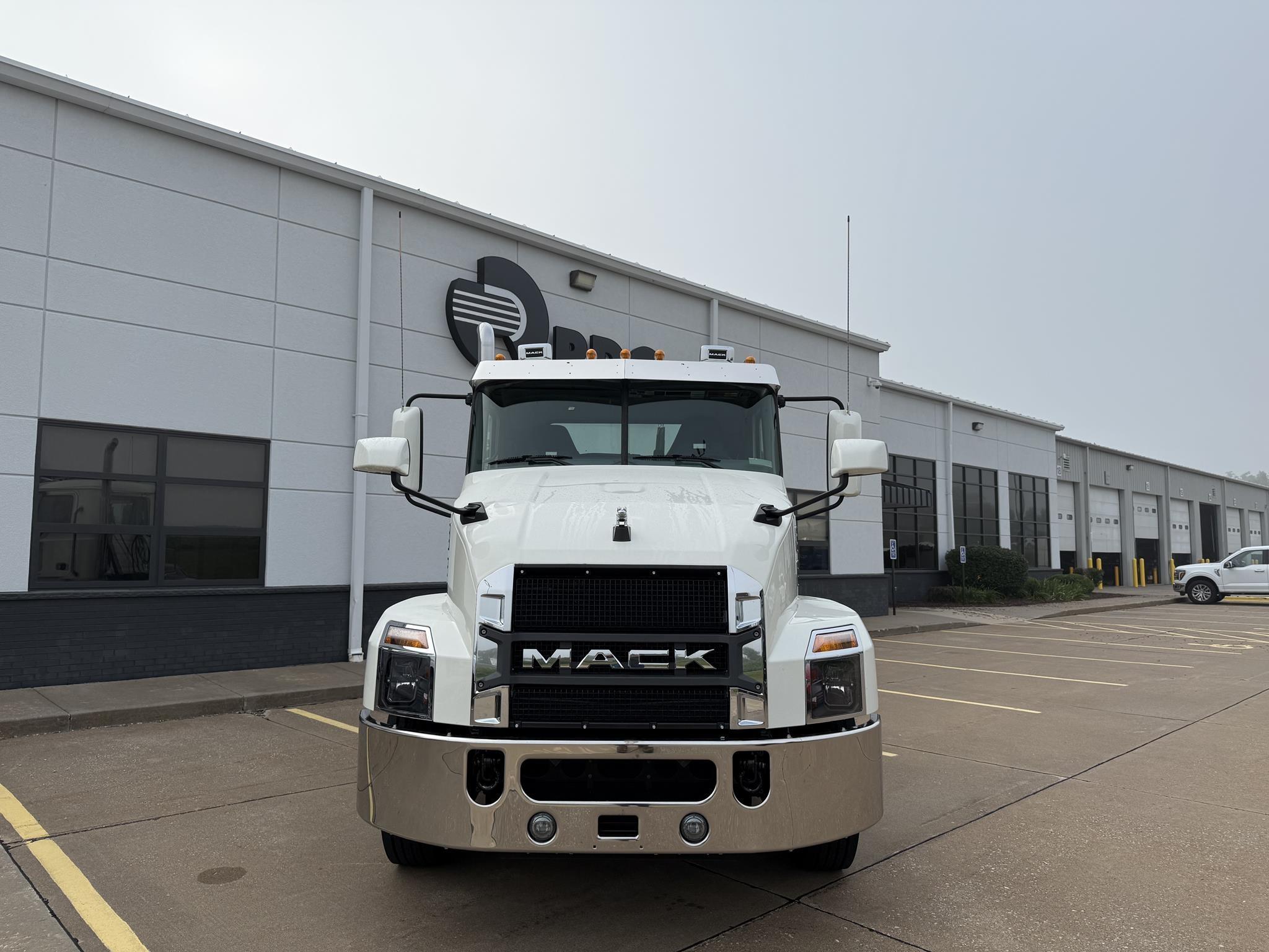 2026 Mack Anthem — photo 2
