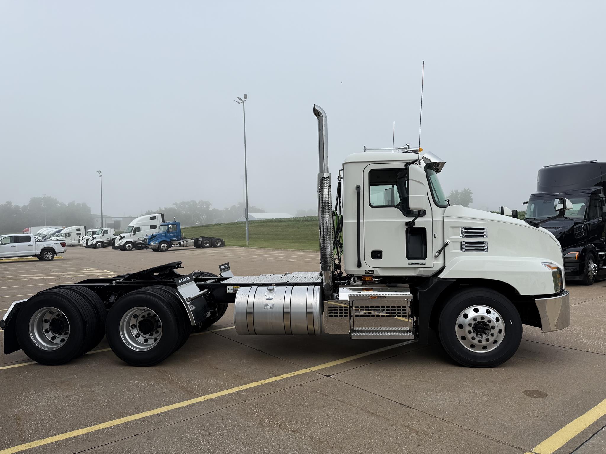2026 Mack Anthem — photo 3