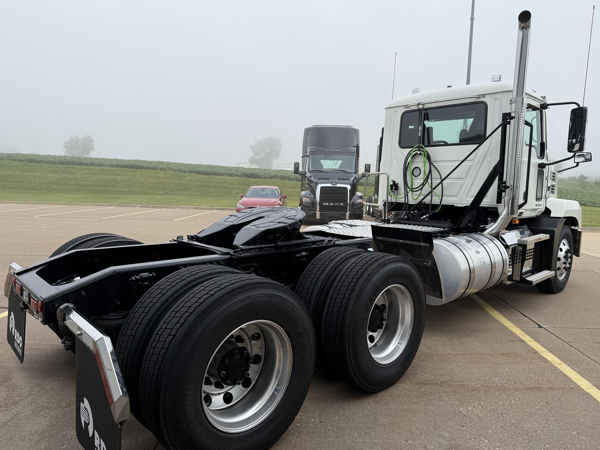 2026 Mack Anthem — photo 4