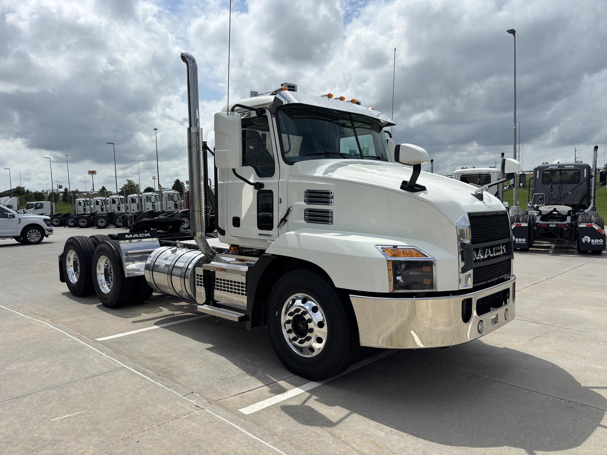 2026 Mack Anthem — photo 6