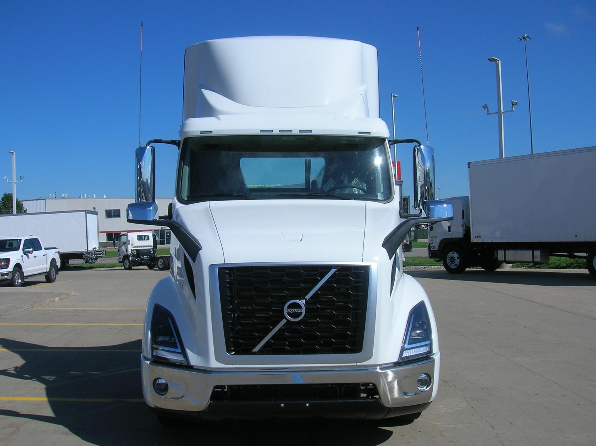 2026 Volvo VNR 640 — photo 2