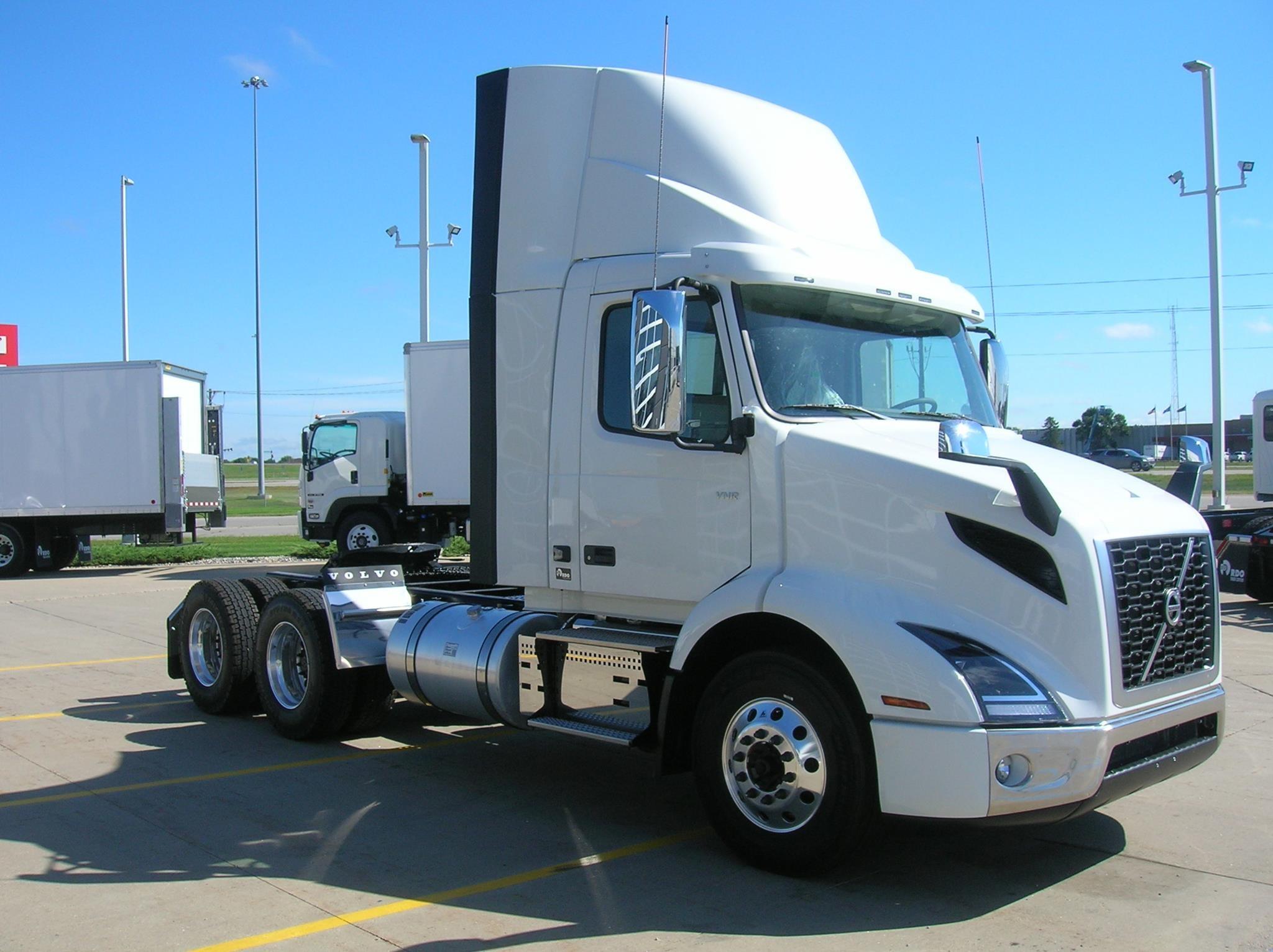 2026 Volvo VNR 640 — photo 3