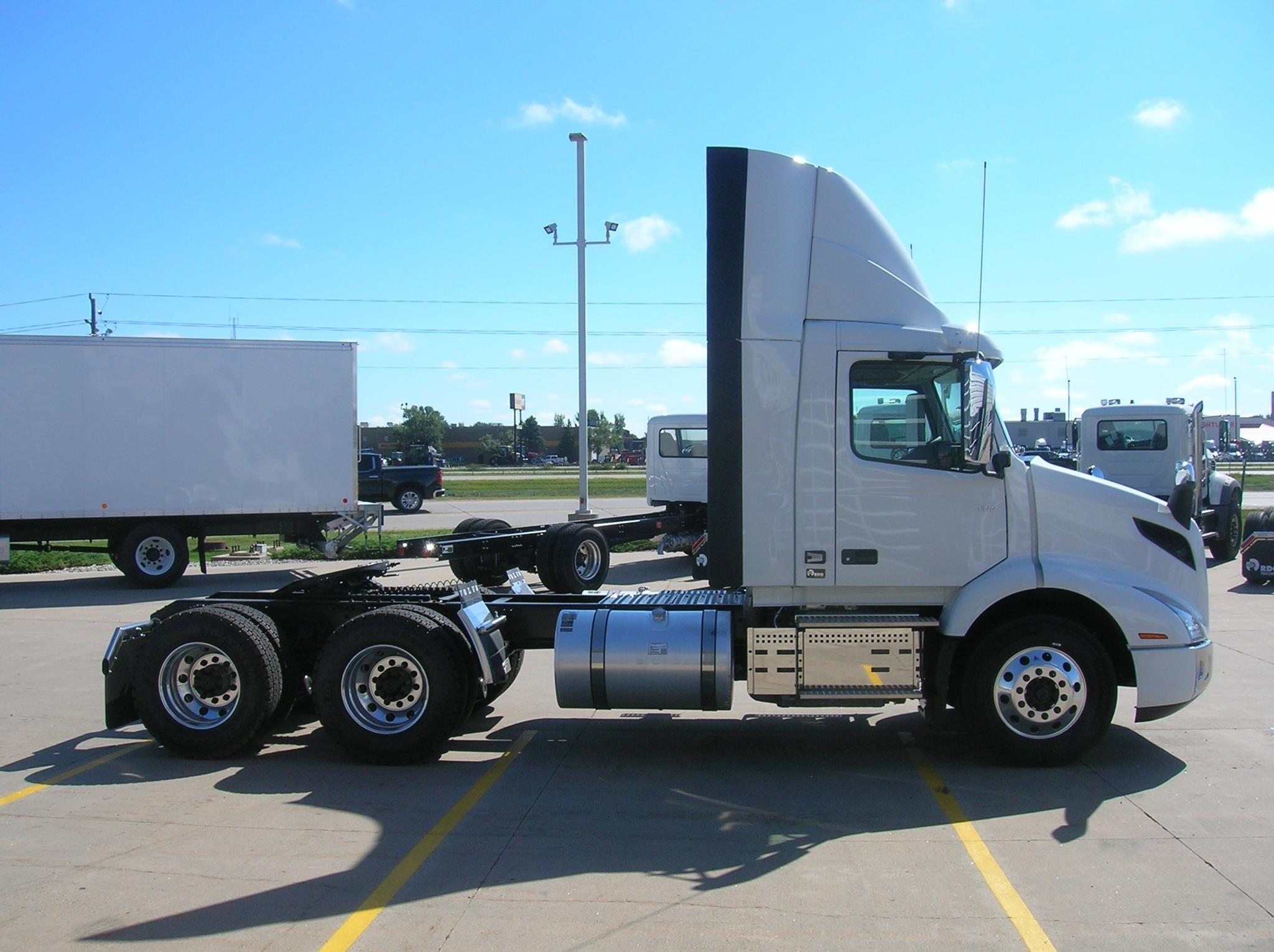 2026 Volvo VNR 640 — photo 4