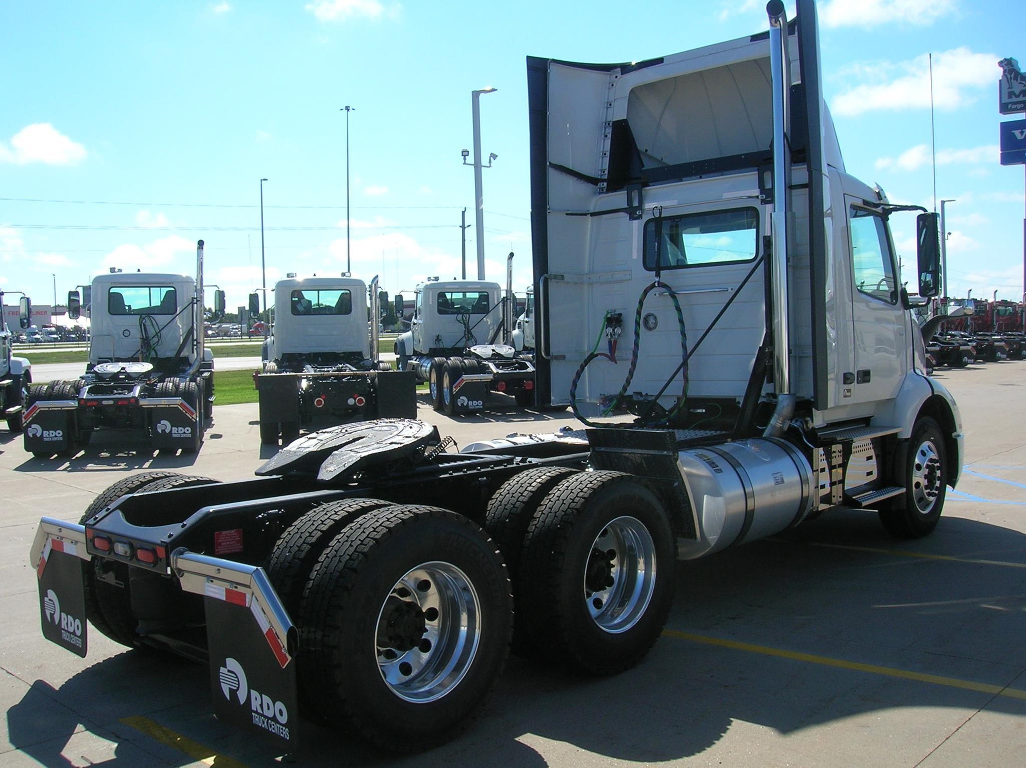 2026 Volvo VNR 640 — photo 5