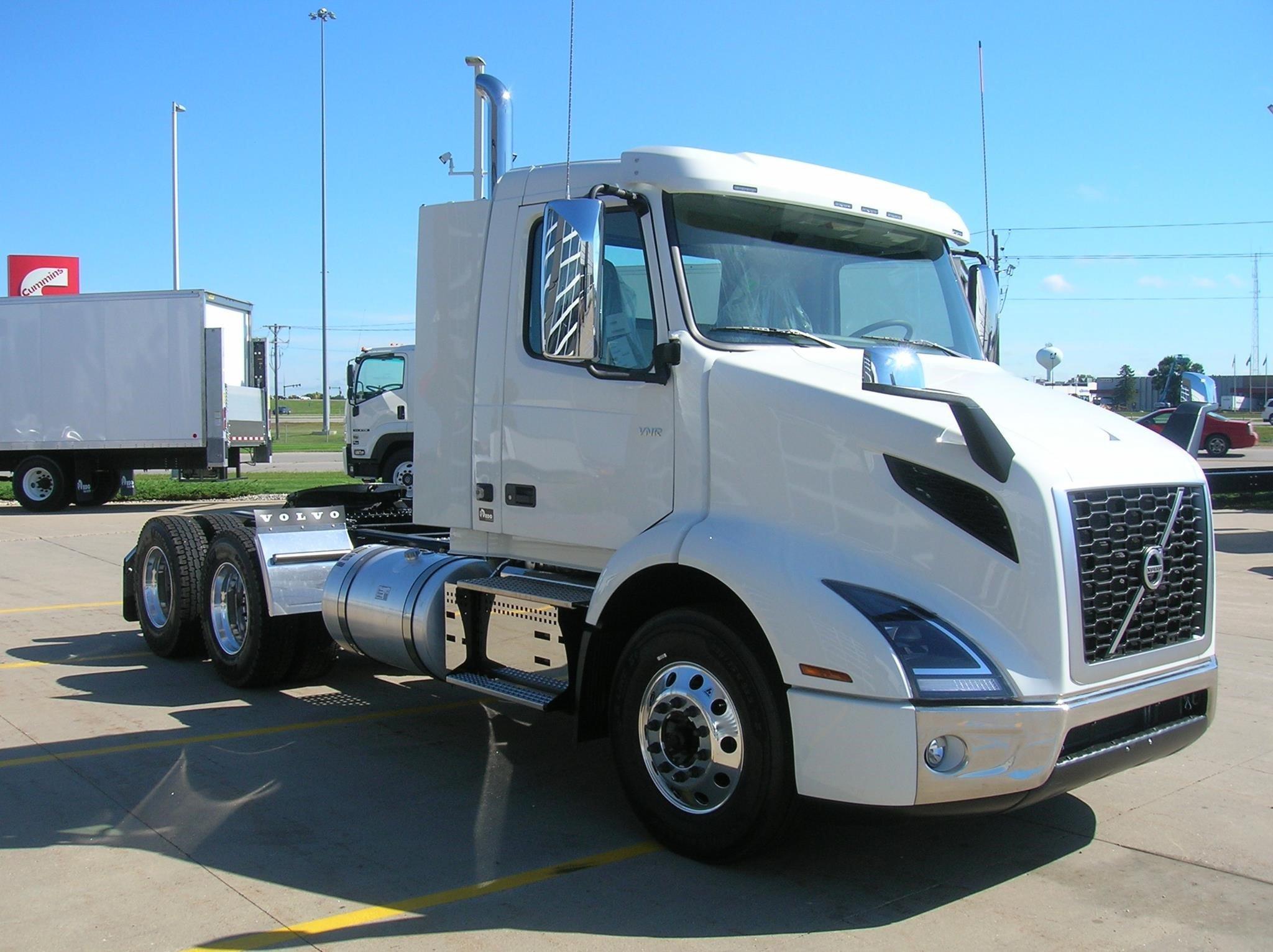2026 Volvo VNR 640 — photo 3