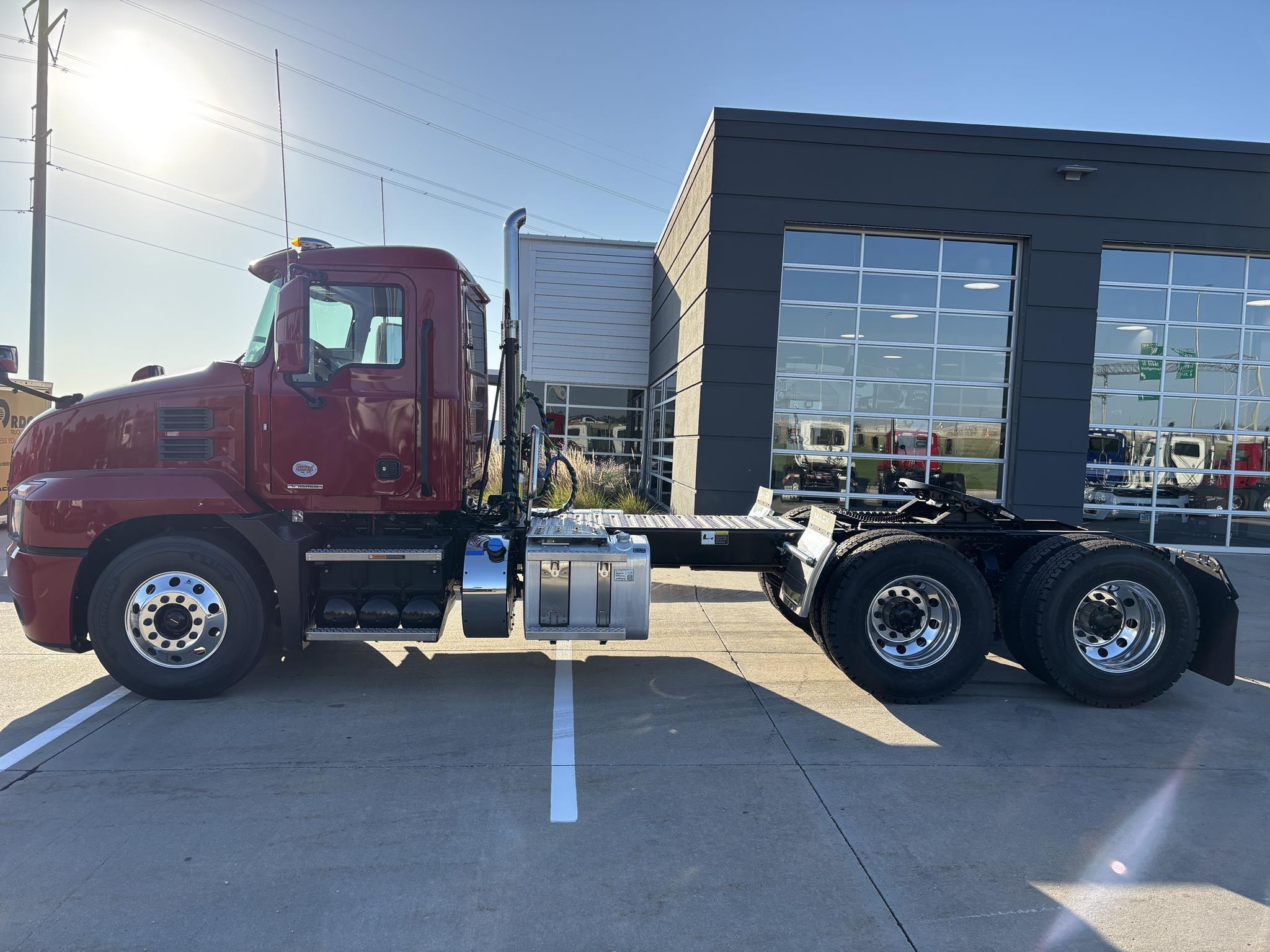 2026 Mack Anthem — photo 2