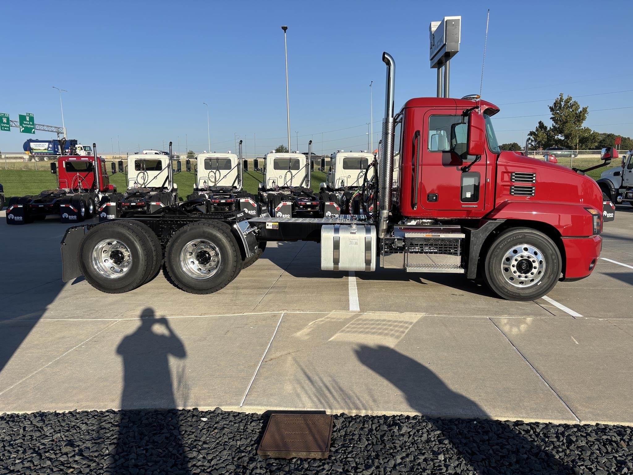2026 Mack Anthem — photo 5