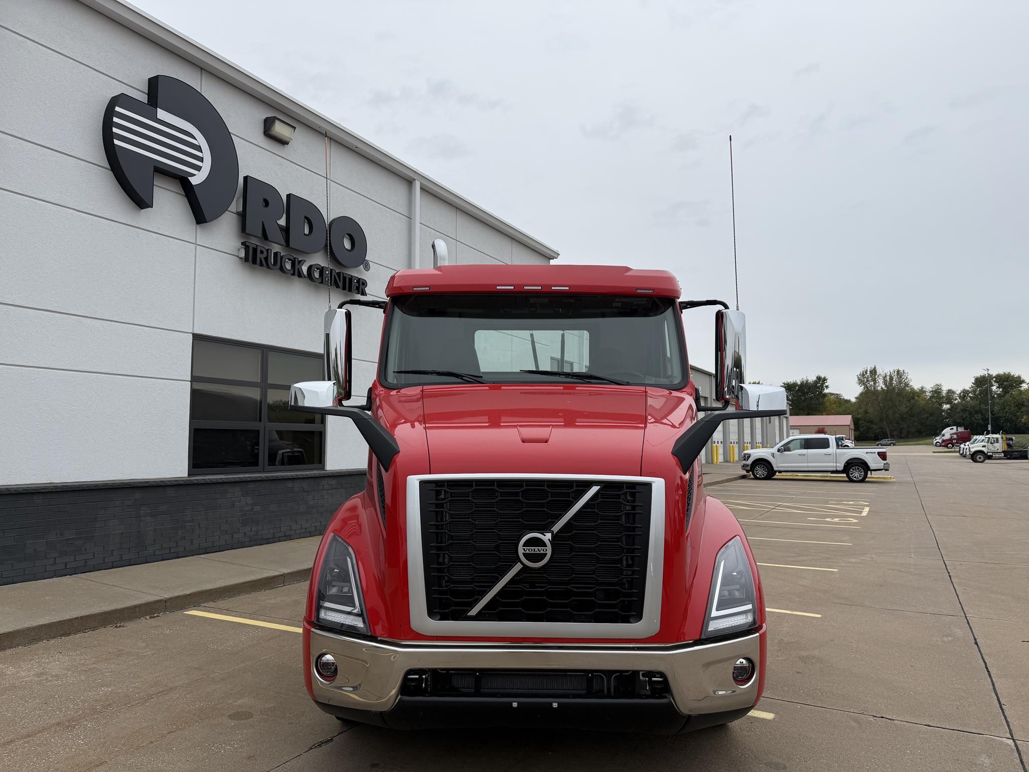 2026 Volvo VNR 640 — photo 2